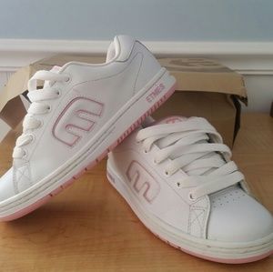 New Etnies woman's skate shoe's sz 5.5